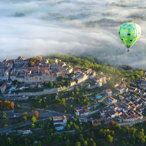 Cordes sur Ciel de brume comme un bateau qui flotte - Atmosph'Air montgolfières occitanes